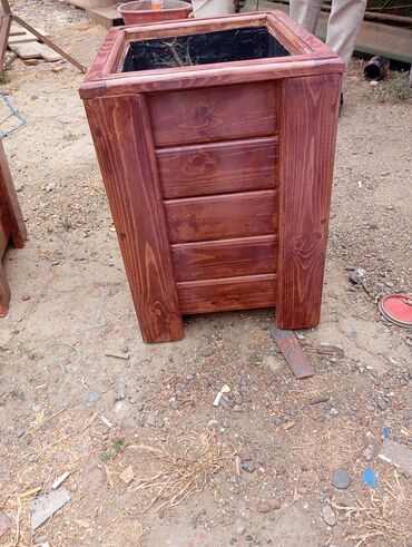 Bitkilər üçün dibçəklər: Gül qabları taxtda — 4