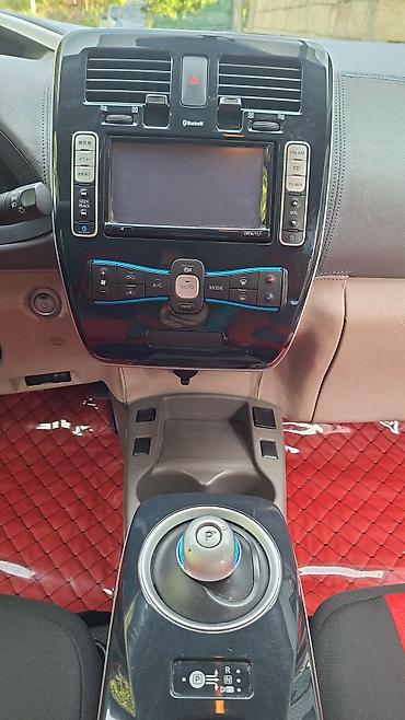 audi ucuz: Bu Nissan avtomobilinin interyeri qırmızı və qara rənglərdə tərtib — 2