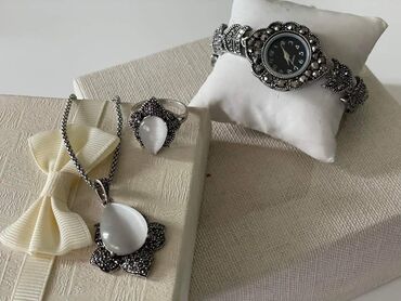 Setovi nakita: Komplet nakita sa kutijom
Cena 2000din — 1