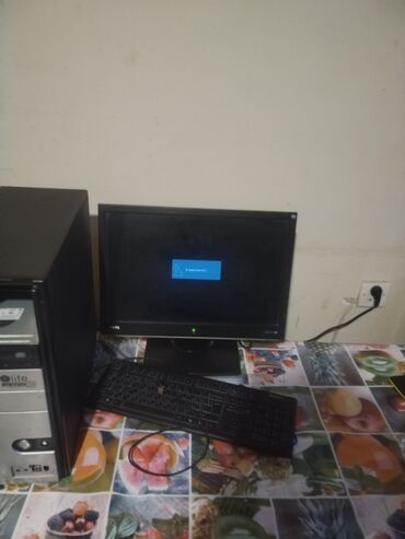 Serverlər: Masaüstü kompüter sistemi, monitor, klaviatura və sistem blokundan