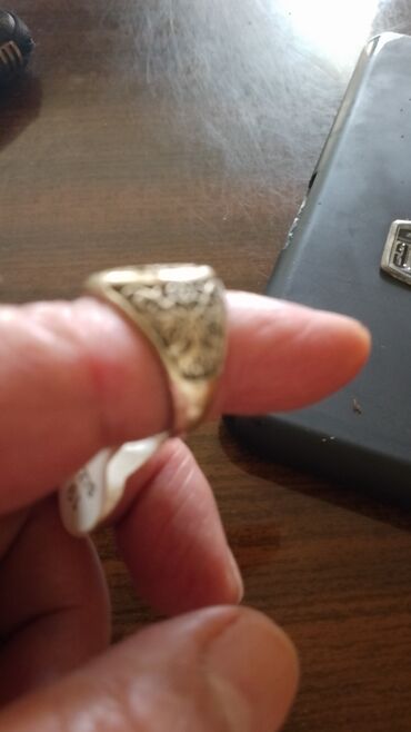 Üzüklər: Kişi üzükləri poladdan, gümüşdən hec seçilmir. Giyməti bir ədədinə — 4