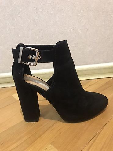 Orijinal Bershka qadın ayaqqabısı – qalın hündur dabanlı, açıq yan lalafo.az -da Orijinal Bershka qadın ayaqqabısı – qalın hündur dabanlı, açıq yan