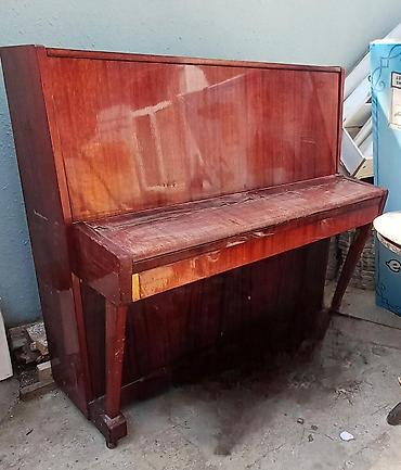 Upright piano – klassik taxta korpuslu, şaquli model. - Korpus