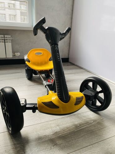 поводок для детей: Детский карт Go-Kart с педальным приводом, выполненный в ярком