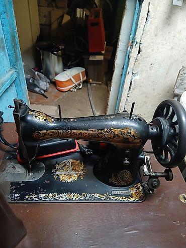 antik stol: Singer tikiş maşını – antik model, dəmir ayaqlı masalı komplekt — 4