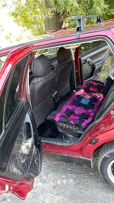 Другие детали салона: Интерьер автомобиля Volkswagen Golf III, демонстрирующий водительское — 9