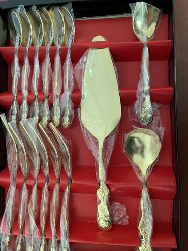 qaşıq: Qızılı rəngdə, zərif dizaynlı çay və desert dəsti. Dəstdə müxtəlif