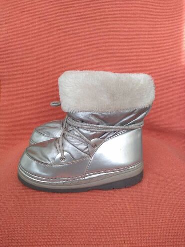 Čizme: Cizme za devojcicu sa krznom unutra. Dvobroj 34-35, a izmerena duzina — 1