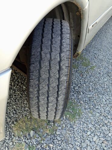 Mercedes-Benz: Gümüşü rəngli Mercedes-Benz Vito mikroavtobusu. Bu model yük və — 6