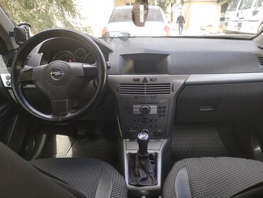 Opel: Opel Astra H – 5 qapılı hetçbek - Korpus: 5 qapılı, açıq-yaşıl rəng - — 4