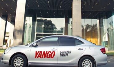 Mercedes-Benz: Ag rəngli, Yango loqosu olan avtomobili. Nəqliyyat xidməti göstərmək