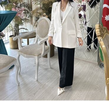 женские классические костюмы: Zərif qadın dəsti: - Ağ oversize blazer: tək düyməli bağlanma, klassik