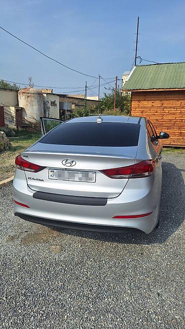 disk ve teker type 1: Hyundai Elantra – gümüş rəngli sedan Texniki və dizayn — 1