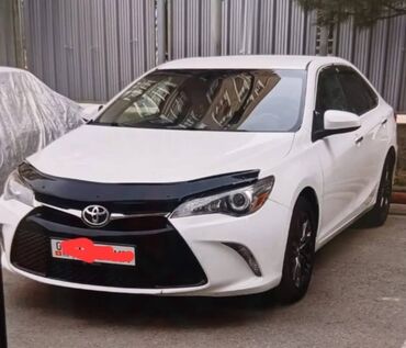машына 07: Белый седан Toyota Camry, отличающийся элегантным дизайном кузова и
