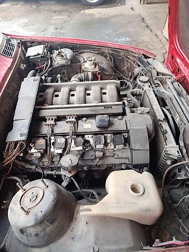 M50B20 motor tam işlək vəziyyətdədir. Maşının üstündədir. Daha böyük