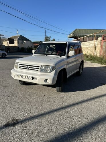 diffuser satisi: Mitsubishi Pajero iO (ağ rəng), 3 qapılı kompakt off-road/SUV. Əsas