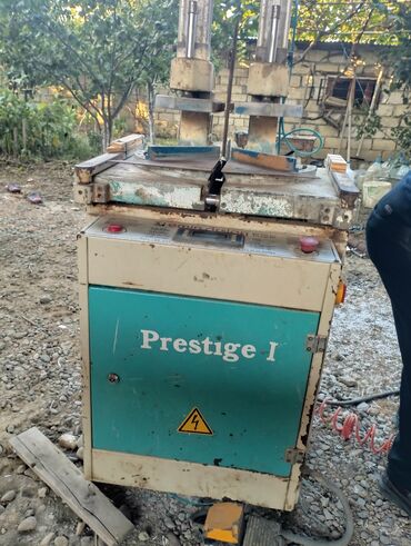 ad günü şamı: Plastmak maşını,r pəncərə və qapı profillərinin künc birləşmələrini