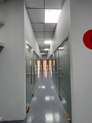 Ofislər: 28 May metrosuna piyada məsafədə. Nefçilər Prospektinə, 8 Noyabr və — 7