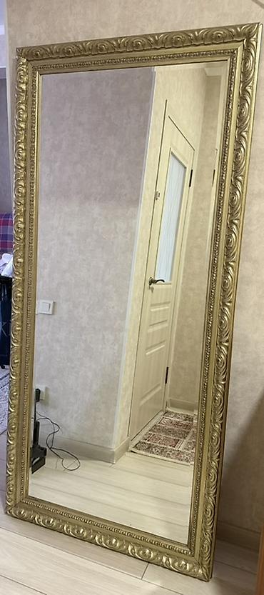 Настенное зеркало в полный рост с декоративной рамой из дерева