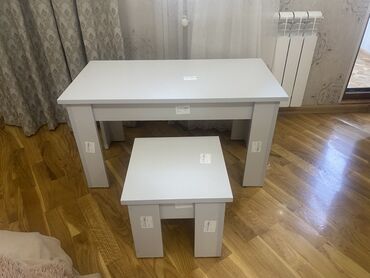 kunc masa: Ağ rəngdə iki ədəd stol dəsti: - 1 ədəd uzun düzbucaqlı masa – minimal