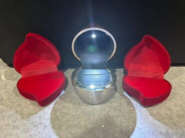 tək qaş nişan üzükləri: Güllə formalı zərgərlik qutusu və 2 ədəd ürək formalı velvet qutu