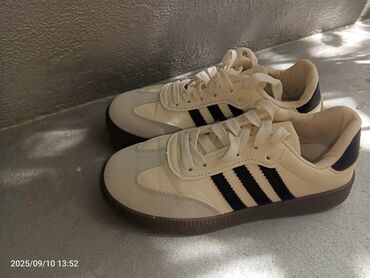прокат национальных костюмов для детей: Кроссовки, 37, Adidas, Б/у, цвет - Бежевый, Самовывоз, Платная доставка
