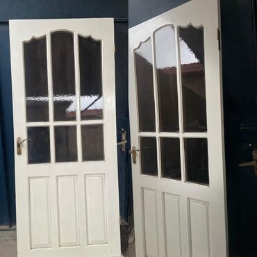 Otaq qapıları: 5 eded ev qapisi. 1 eded qowa qapı. ölçü 90/210sm. 1 ededi 45azn