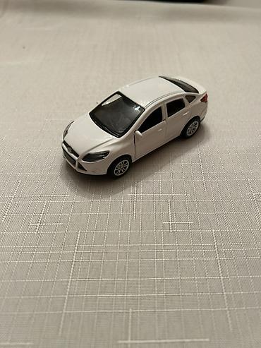 Ağ rəngli metal oyuncaq maşın modeli - Korpus: metal gövdə, plastik — 1
