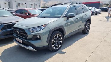 рейж ровер: Внедорожник Toyota RAV4 в цвете хаки, оснащенный багажником на крыше