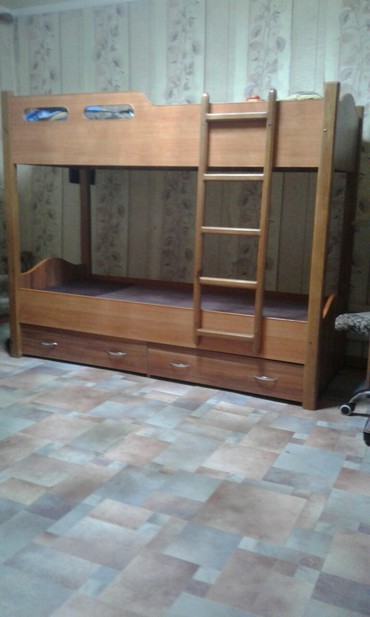 Кровати: Продаю двух ярусную кровать длина один метр семьдесят см