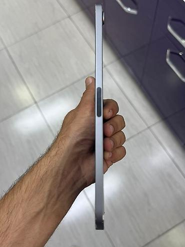 mini manqal: Bu, arxa tərəfində "iPad" yazısı və Apple loqosu olan boz rəngli — 3
