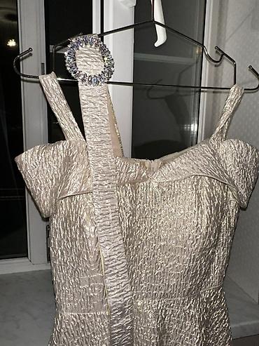 Qadın geyimləri: Qızılı rəngdə qabarıq teksturalı ziyafət donu - Model: qolsuz, iki — 2