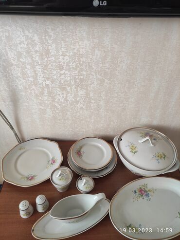 столовые предметы: Продаю набор столовой посуды "Винтажная роза" фабрики Дулево
