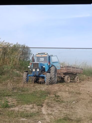 Traktorlar: Mavi rəngli MTZ tipli kənd təsərrüfatı traktoru. Texniki xüsusiyyət — 2