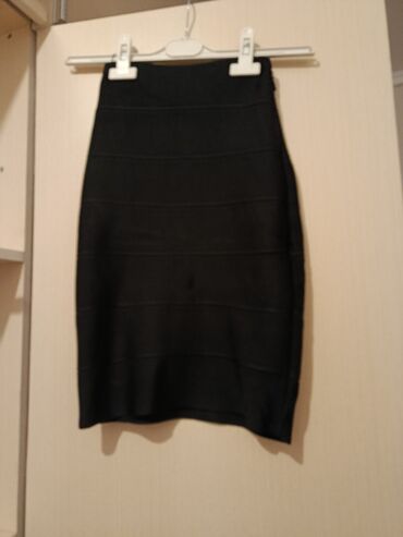 Юбки: 1 Юбка Манго, черная, размер XS 2 Юбка бандажная, размер S 3 Юбкаа — 4