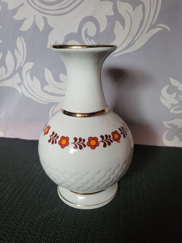 Ostali kućni dekor: Vaza Zajecar porcelan 70te.god. Vaza je perfektna,sve na vazi odsjaj — 3
