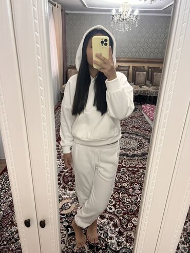 велюровый спортивный костюм: Женский костюм-худи и джоггеры, цвет белый. - Комплект из двух
