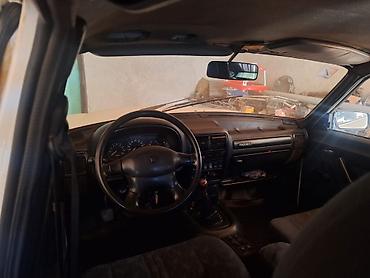 QAZ: GAZ Volga 3110, ağ rəng, sedan gövdə. Nömrə nişanı: 05-BD-556 (AZ) — 8