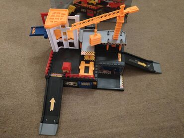 Igračke: Prodajem rasklopivu javnu garazu, u dobrom stanju, velicine 27 x — 6