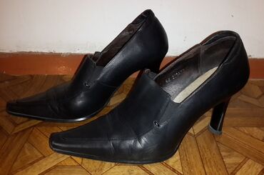 туфли каблук: Цвет - черный
размер 37
высота каблука 9 см