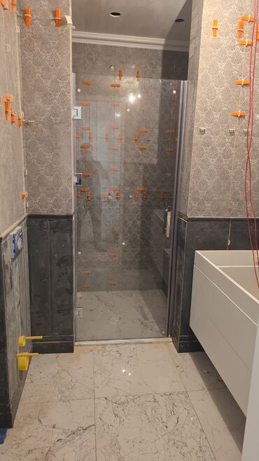 hamam qapları: Duş kabinəsi, davamlı şüşədən hazırlanmışdır və müasir dizaynı ilə