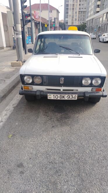 ваза стеклянная прозрачная высокая без узора: VAZ 2106, ağ rəng, sedan gövdə. Klassik “Jiquli” dizaynı: xrom yan