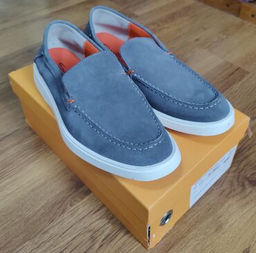 лоро пиано обувь женская летняя: Мужские лоферы Santoni серого цвета, выполненные из замши
