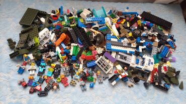 Игрушки: Лего конструктор большая кучка с разных наборов. много человечков. вес