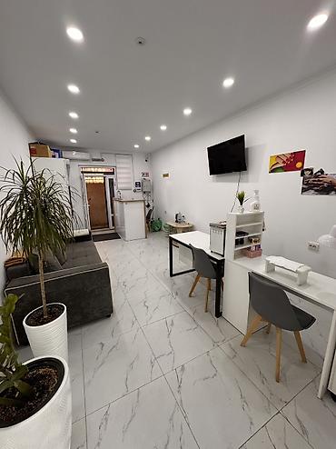 Продажа салонов красоты и кабинетов: Маникюрный салон 70 м², 3 комнаты, С ремонтом, С оборудованием, Многоэтажное жилое здание, 1 линия — 2