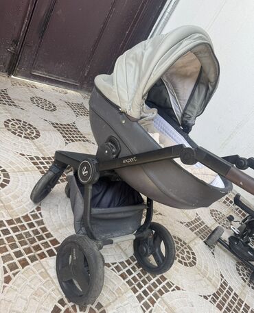 Modullu arabalar: Təkərləri böyük və möhkəm olan, boz rəngdə uşaq arabası. Bu araba