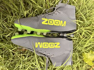 reebok adidas nike puma: Серые футбольные бутсы с высоким верхом, украшенные яркими