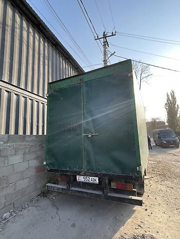 mersedes e211: Грузовой фургон Mercedes-Benz (бортовой/фургон), зелёный цвет. - Тип — 2