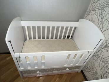 Для девочки, Б/у, Четырехугольная, Колыбель, С бортиками, С матрасом, Без механизма качания