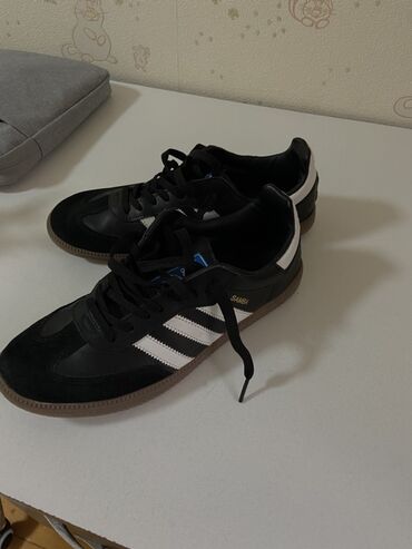 Босоножки, сандалии, шлепанцы: Adidas Samba modeli, qara rəngdə, ağ zolaqları və qəhvəyi rezin